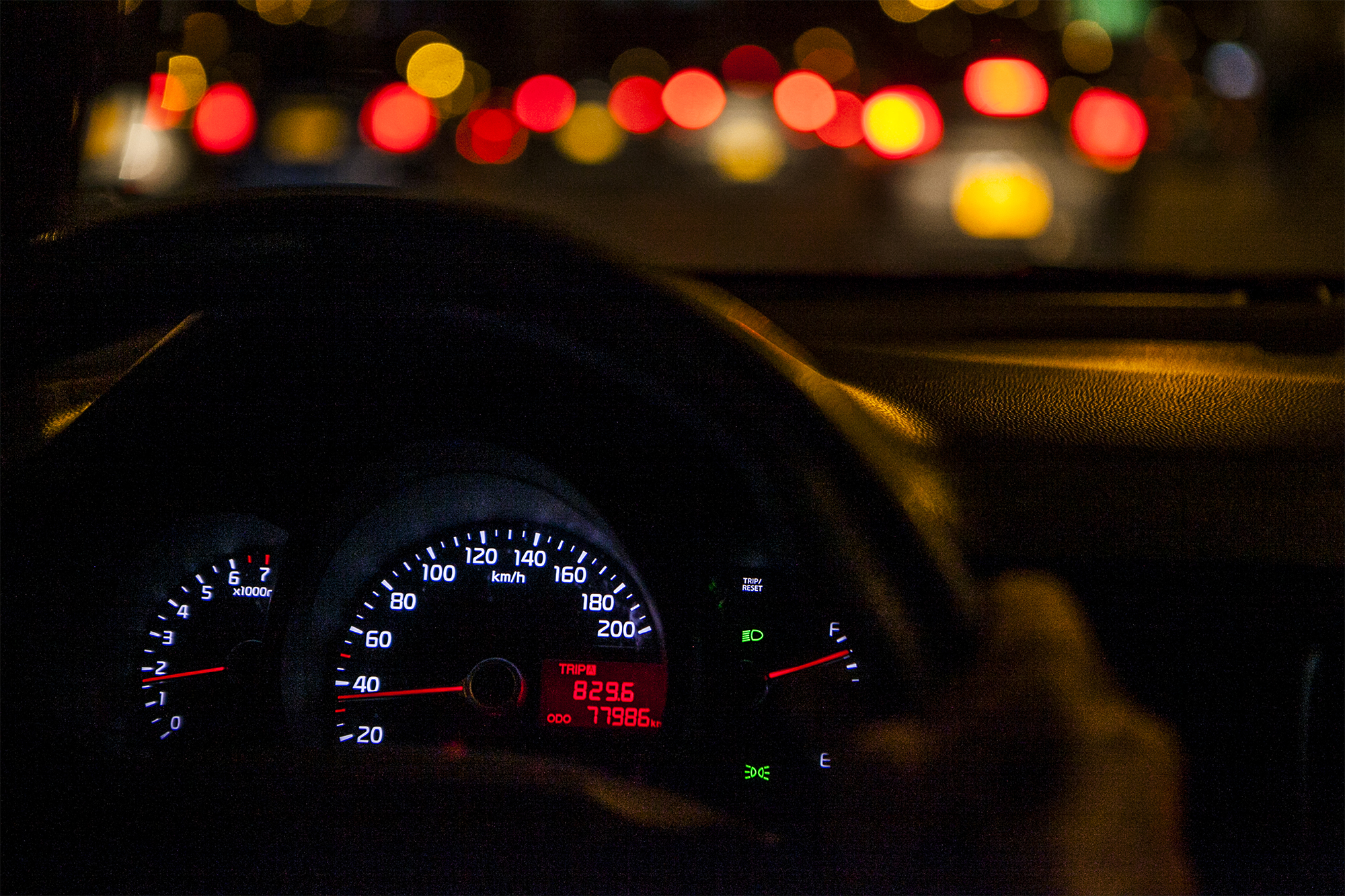 Чого не можна робити при їзді на авто по снігу: важливі поради